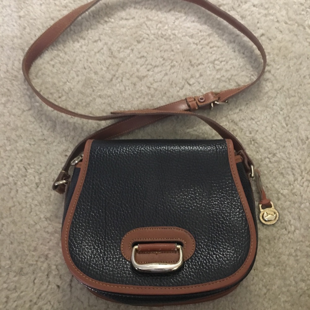 Adorable Vintage Dooney and Bourke crossbody